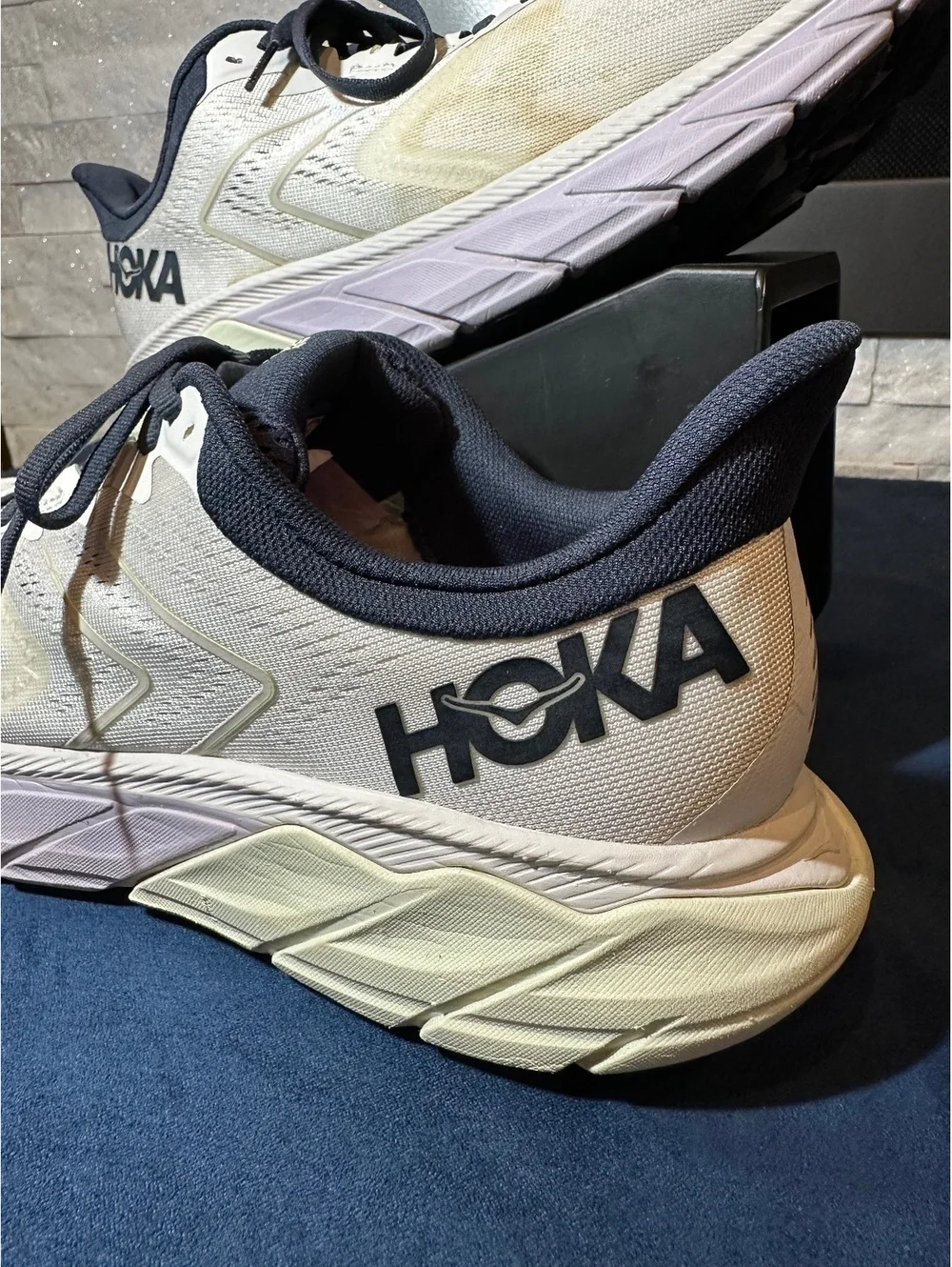 HOKA Arahi 5 Men's Running Shoes Size 10 White and Black
